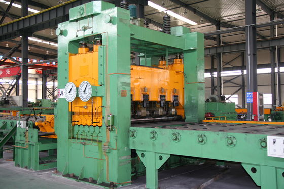 Máquina de endireitar e enrolar bobinas de aço de peso igual ou superior a 80 kg para chapas ou bobinas de metal