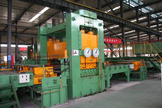 Máquina de endireitar e enrolar bobinas de aço de peso igual ou superior a 80 kg para chapas ou bobinas de metal