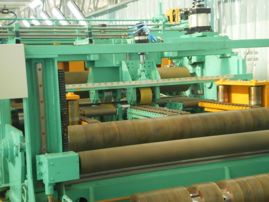 Máquina de nivelamento e rebobinagem de bobinas de aço para chapas metálicas