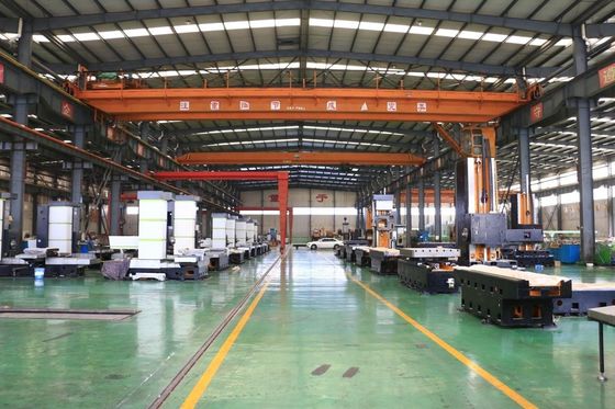 Máquina de perfurar e moer CNC competitiva com precisão de posicionamento de ± 0,03/500 mm