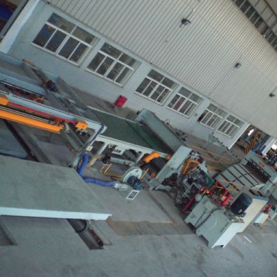 Linha de corte de bobinas de aço para 30T Peso da bobina Descolagem nivelamento de corte e empilhamento