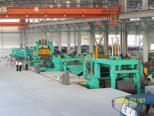 12000 mm Largura de corte da bobina de aço Descolagem de nivelamento Linha de produção de tesoura móvel